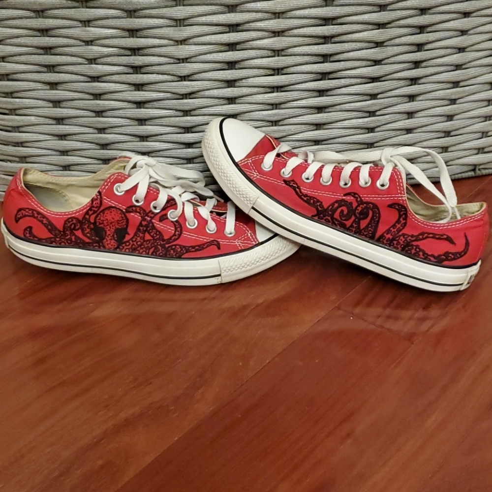 Custom handpainted octopus Unisex Red Converse